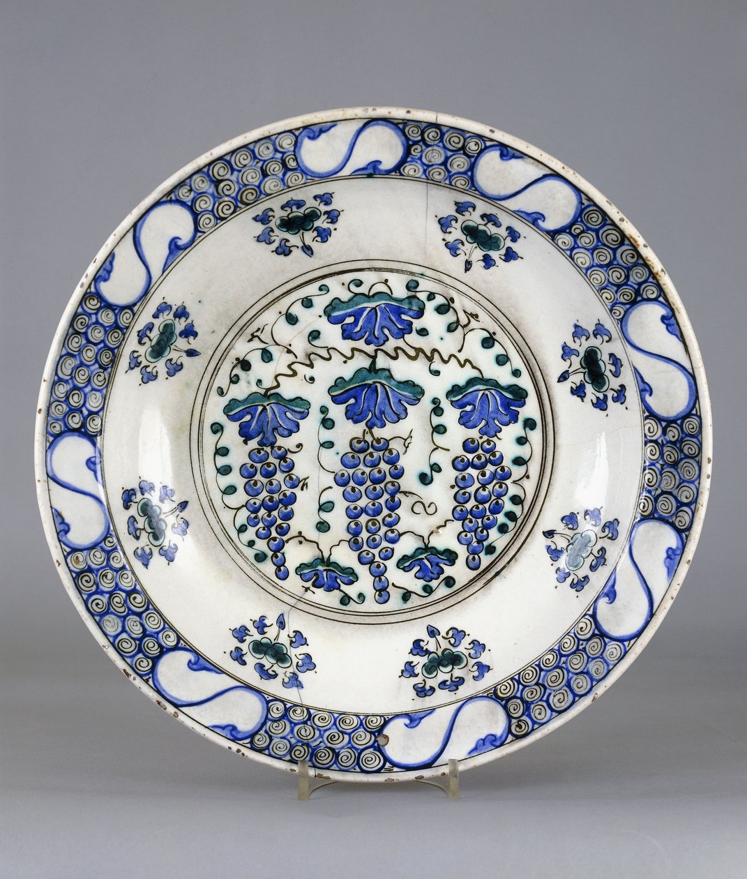Un plat en céramique d