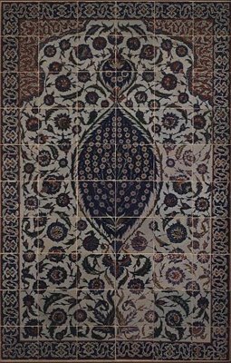 Panneau de carreaux avec motif de nuage tchi entourant un motif central de rosier sauvage, de l