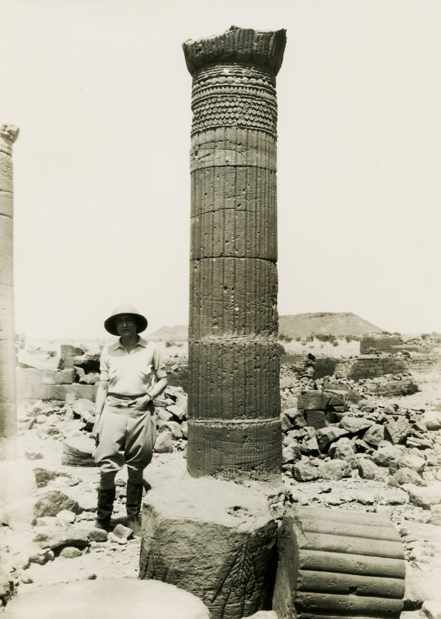 Colonne avec reliefs décoratifs, ruines d