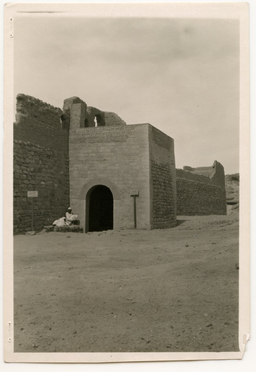 Porte orientale et tour du monastère de Saint-Siméon, Assouan, Égypte, photographie d