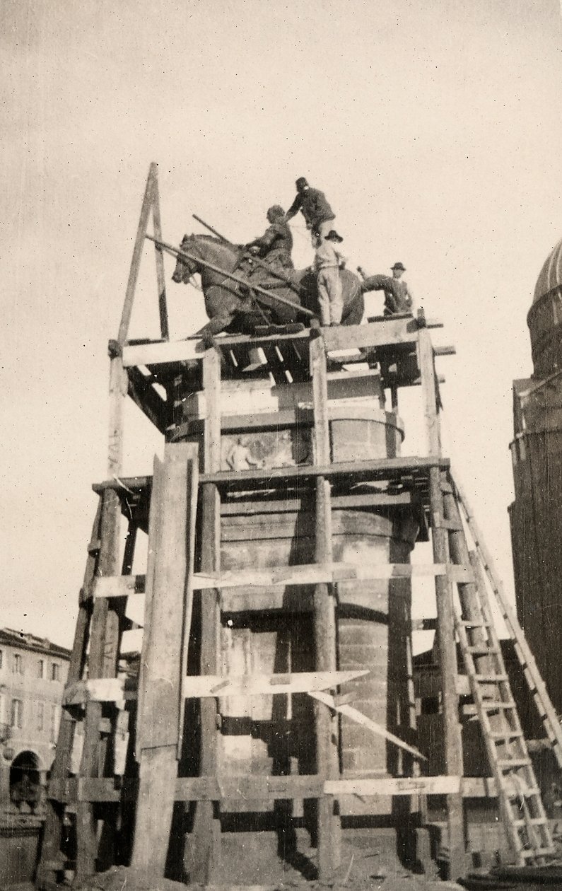 Le monument équestre "Gattamelata" en restauration à Padoue pendant la Première Guerre mondiale - Ugo Ojetti