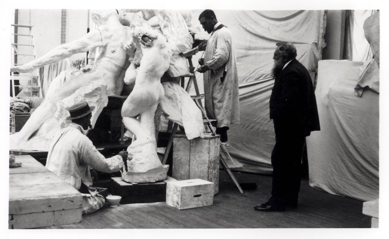 Auguste Rodin (1840-1917) dans son atelier à Paris regardant la construction d
