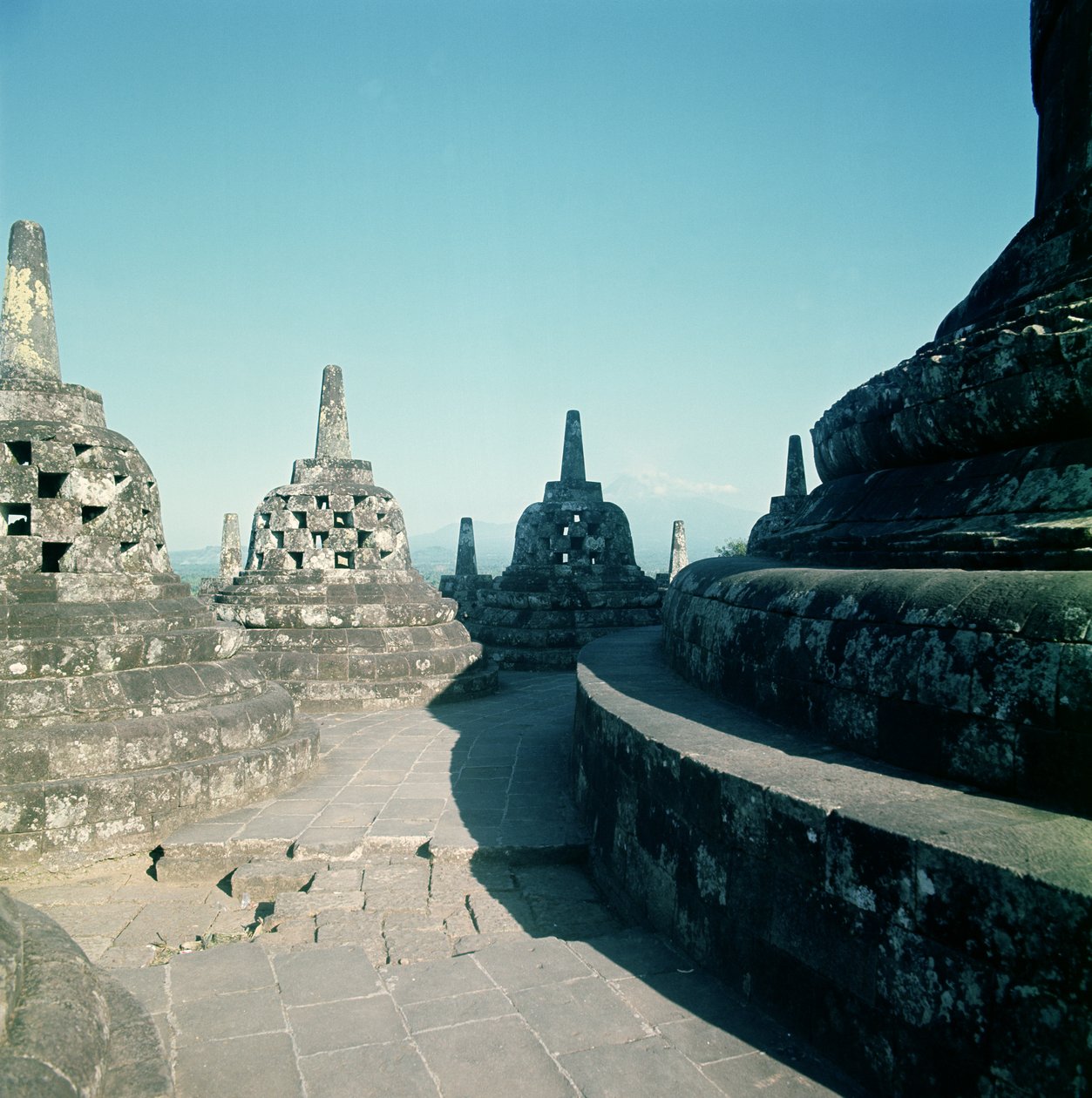 Vue de la terrasse circulaire la plus haute entourée de stupas ou dagobs à treillis, érigée vers 800 après J.-C. - Unbekannt Unbekannt