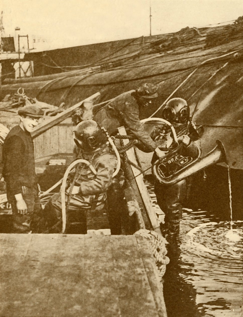 Un plongeur avec euphonium et épées du Kaiser allemand sabordé à Scapa, vers 1930 - Unbekannt