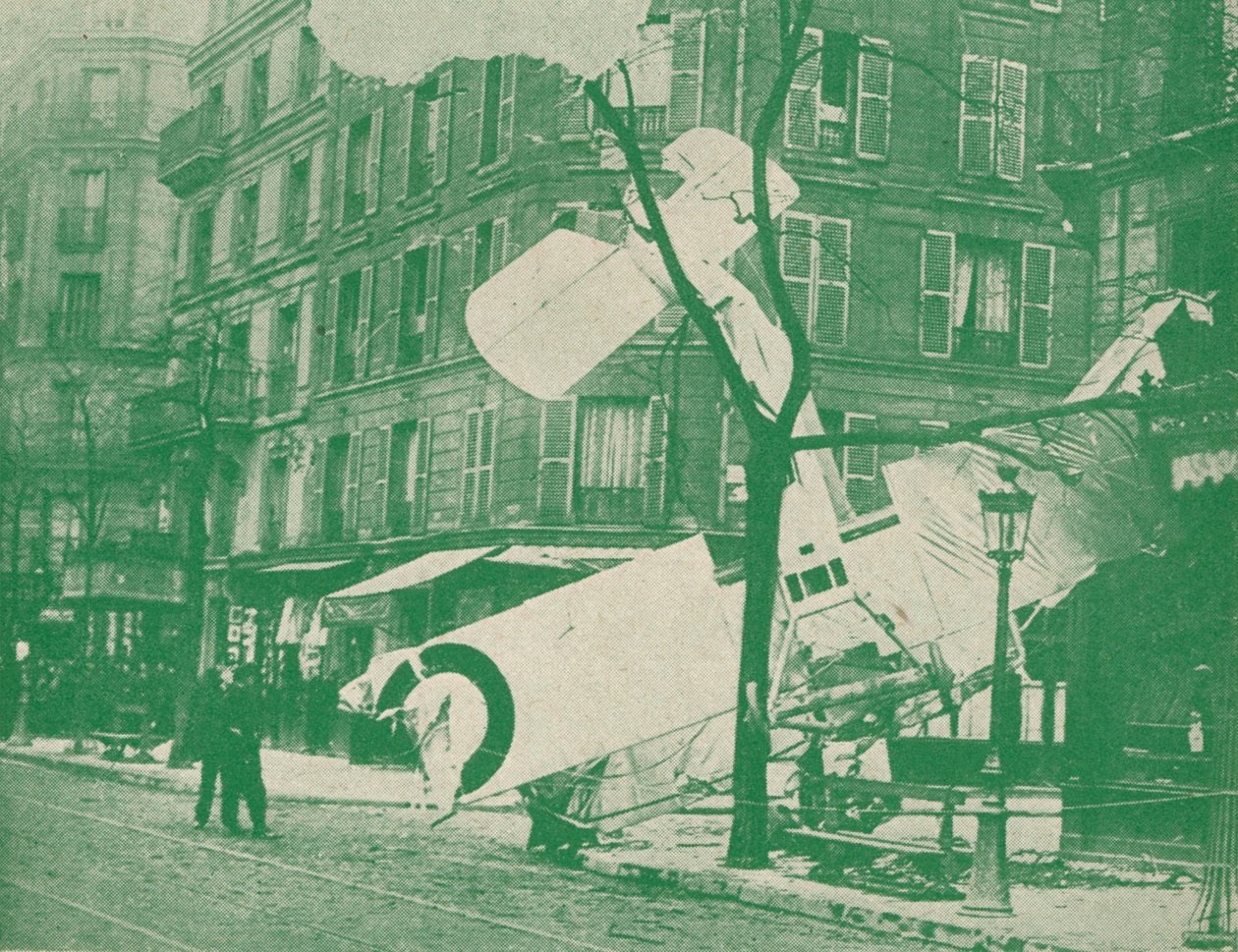 Un avion français descend dans une rue de Paris, vers 1917 1919 - Unbekannt