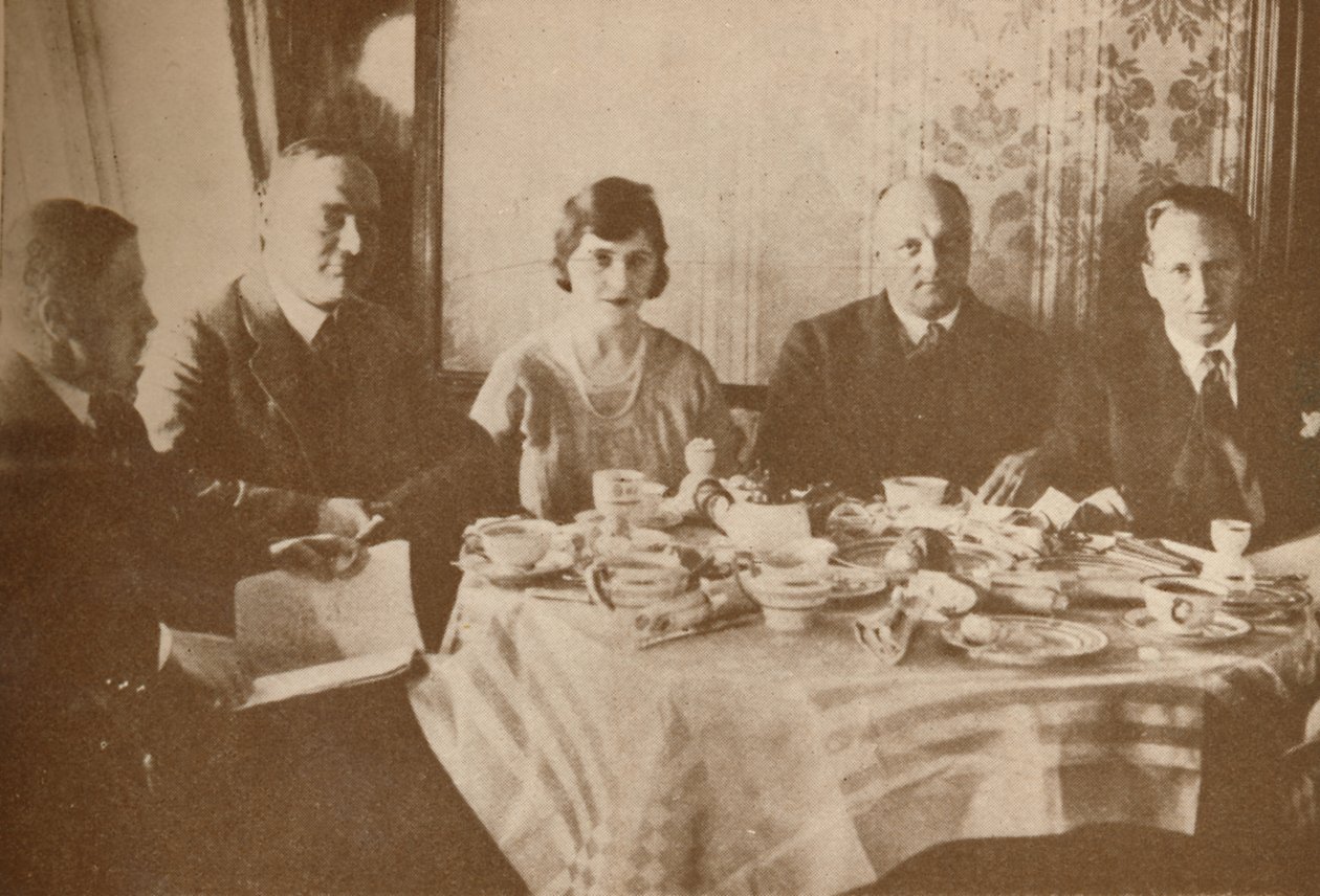 Repas à bord du Graf Zeppelin en survolant l