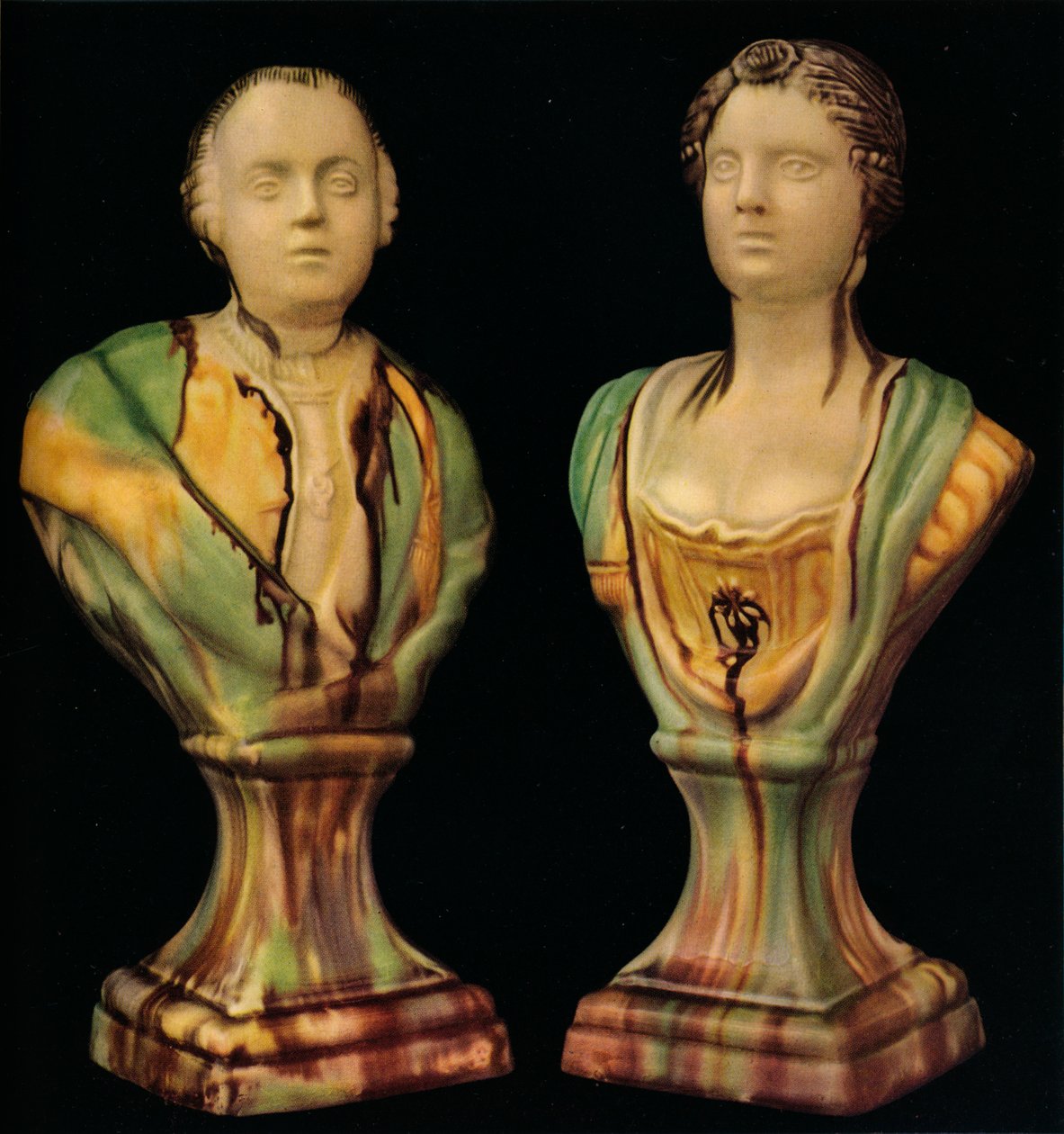 Une paire de bustes en faïence de Staffordshire représentant le roi George III et la reine Charlotte - Unbekannt