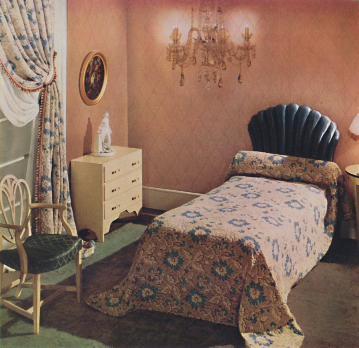 Un couvre-lit Vantona Court donne une note luxueuse à cette chambre, 1942 - Unbekannt