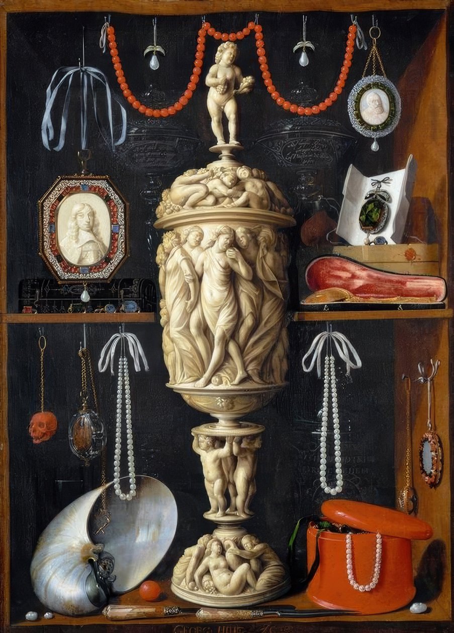 Un cabinet avec des objets d