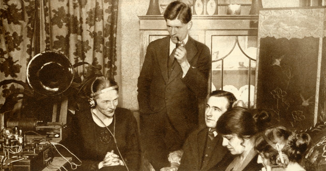 Une famille écoutant les résultats des élections générales de 1923, 1935 - Unbekannt