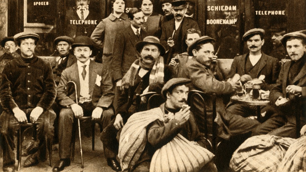 Un groupe de travailleurs agricoles réfugiés dans un café à Paris, Première Guerre mondiale, 1914-1918, 1933 - Unbekannt