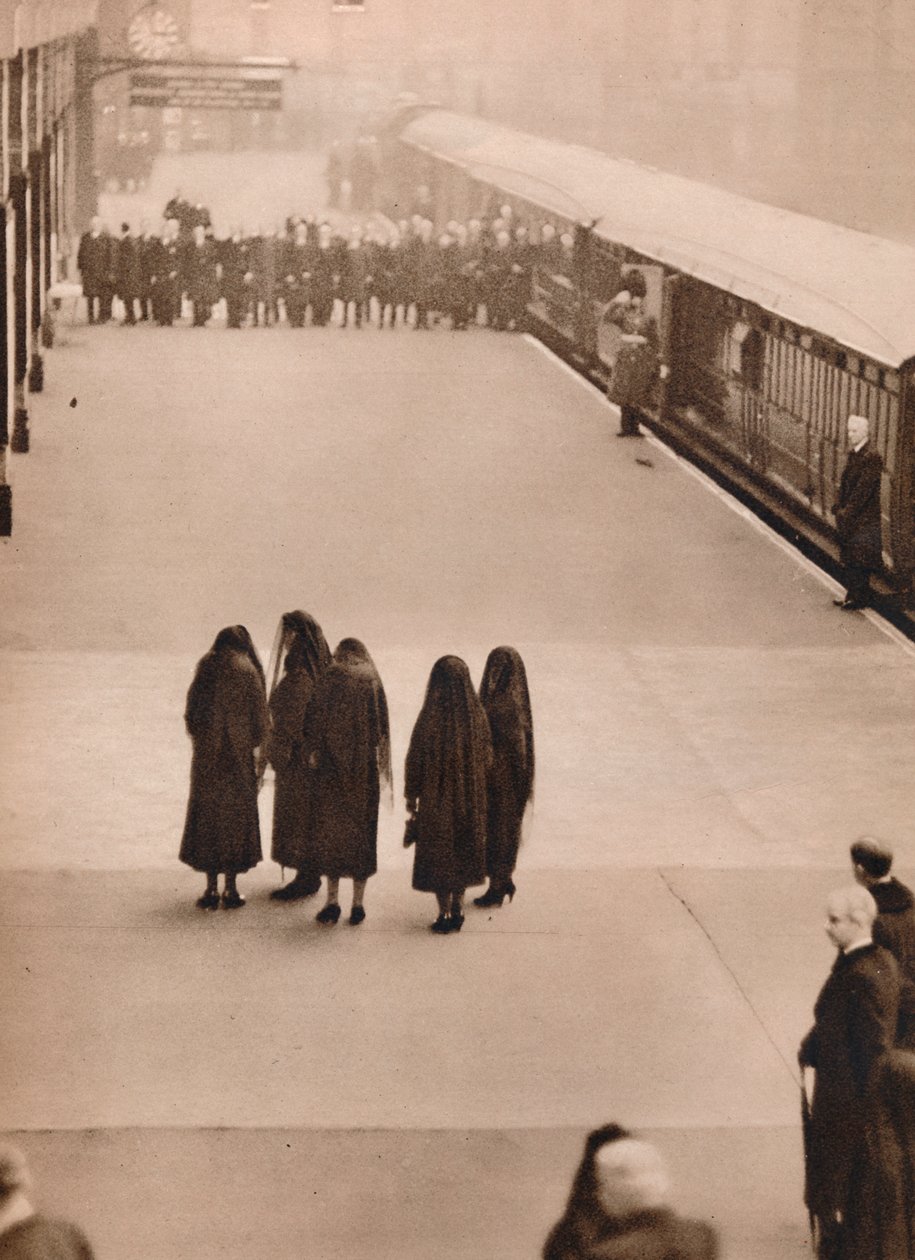 Un groupe isolé de pleureurs royaux : la reine Mary avec la princesse royale, 1936 - Unbekannt