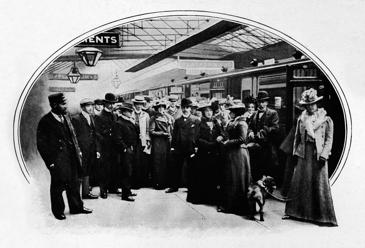 Une troupe théâtrale partant en tournée, gare d