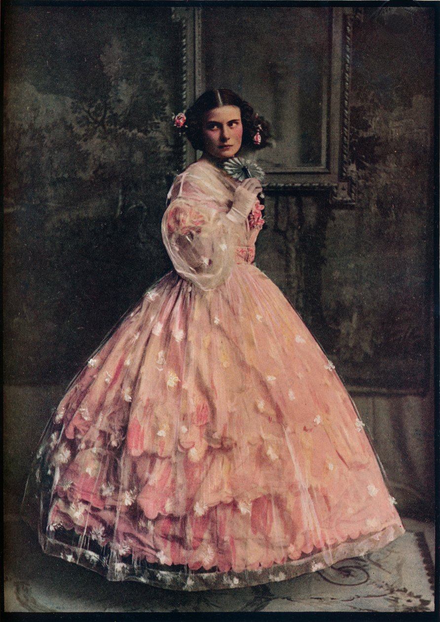 Robe de bal à trois volants en soie rose, avec sur-robe en gaze fleurie blanche, 1850-60, vers 1913 - Unbekannt