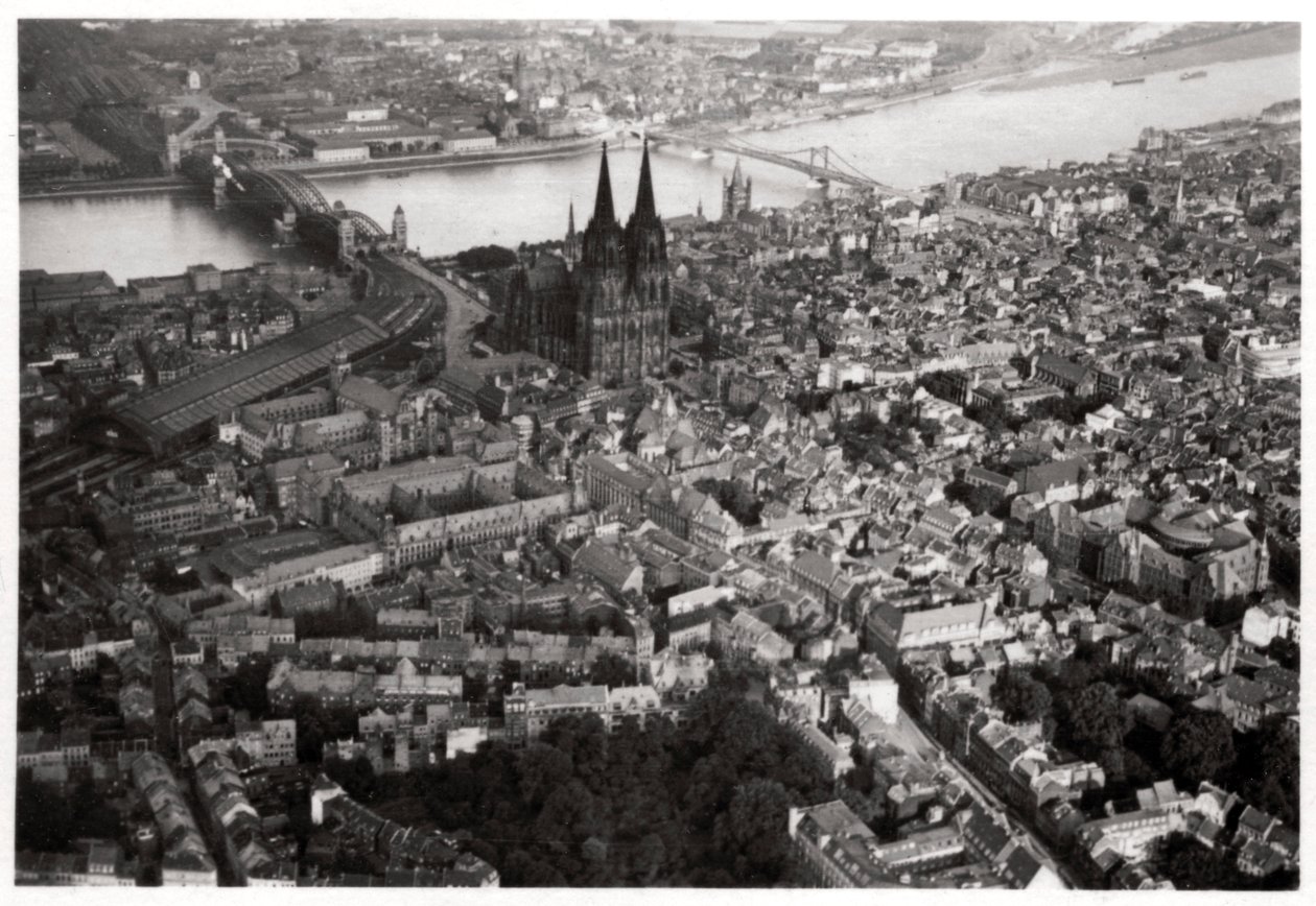 Vue aérienne de Cologne, Rhénanie-du-Nord-Westphalie, Allemagne, depuis un Zeppelin, vers 1931 1933 - Unbekannt