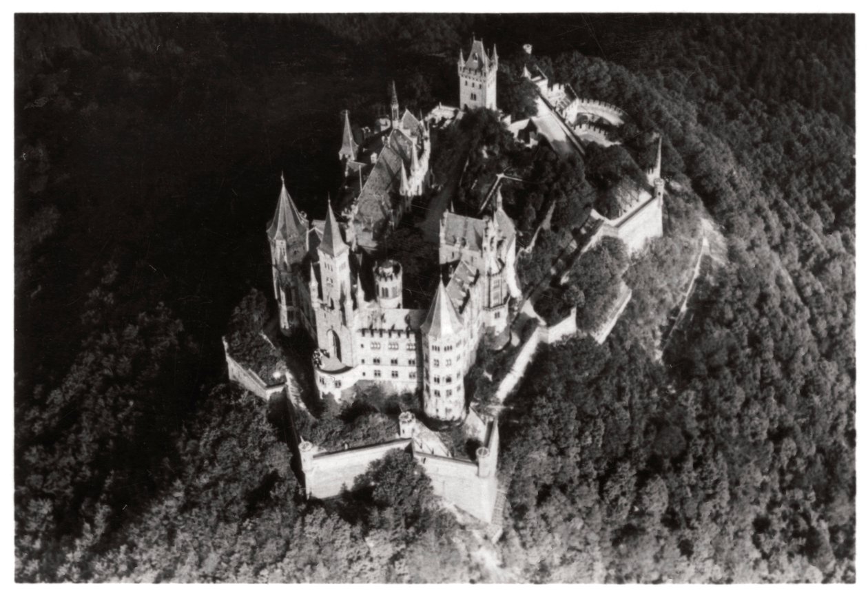 Vue aérienne du château de Hohenzollern, Bade-Wurtemberg, Allemagne, depuis un Zeppelin, c1931 1933 - Unbekannt