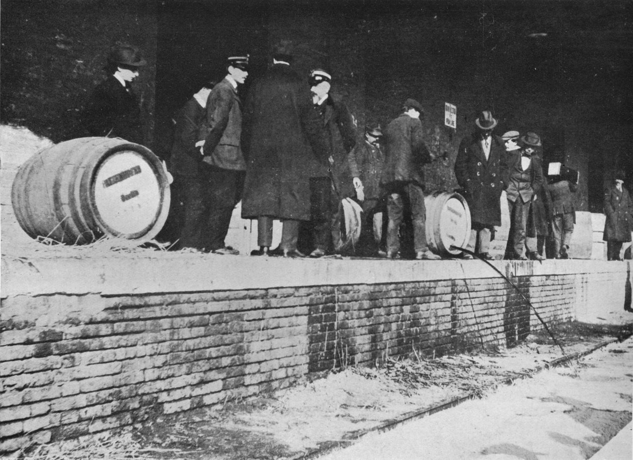 Après la déclaration de guerre : Bière allemande emportée dans un entrepôt douanier italien, 1915 - Unbekannt