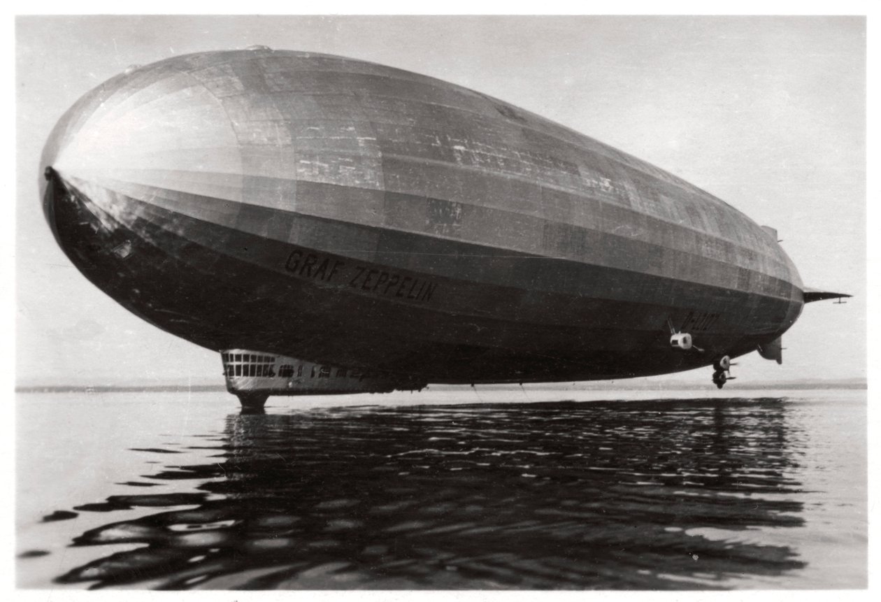 Dirigeable LZ127 Graf Zeppelin atterrissant sur le lac de Constance, Allemagne, 1933 - Unbekannt
