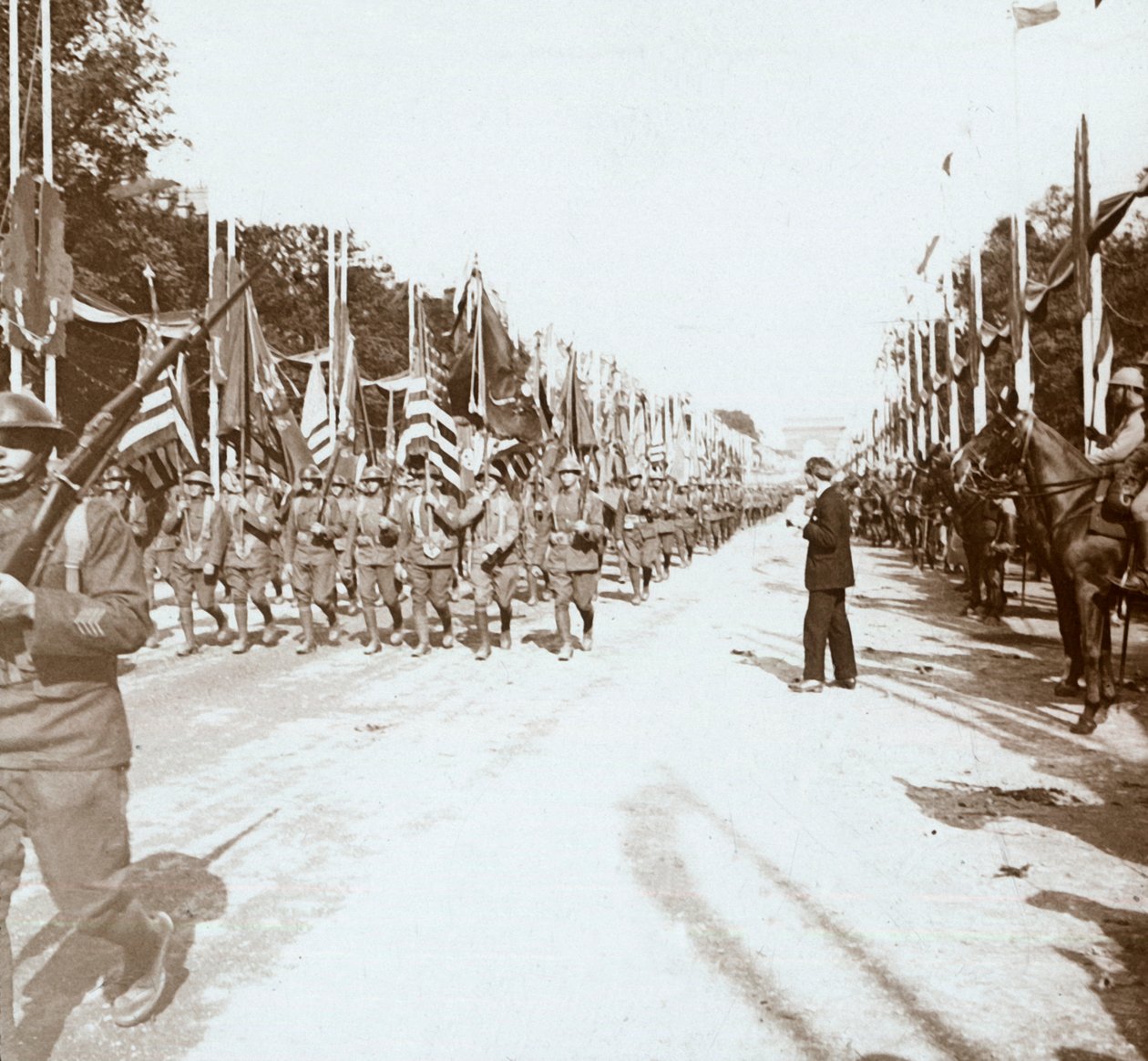 Troupes américaines défilant dans la parade de la victoire, Paris, France - Unbekannt