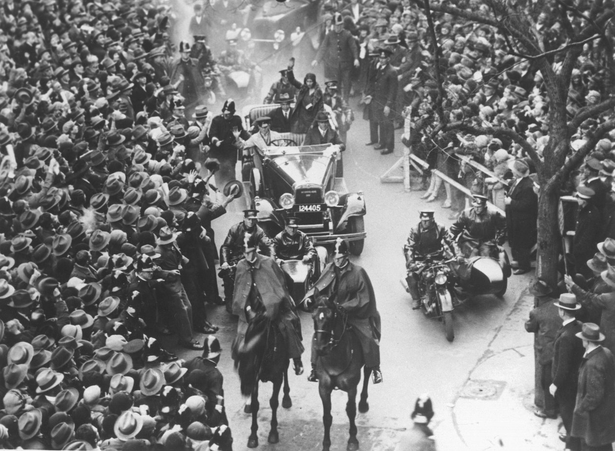Amy Johnson conduite à travers des rues bondées, Melbourne - Unbekannt