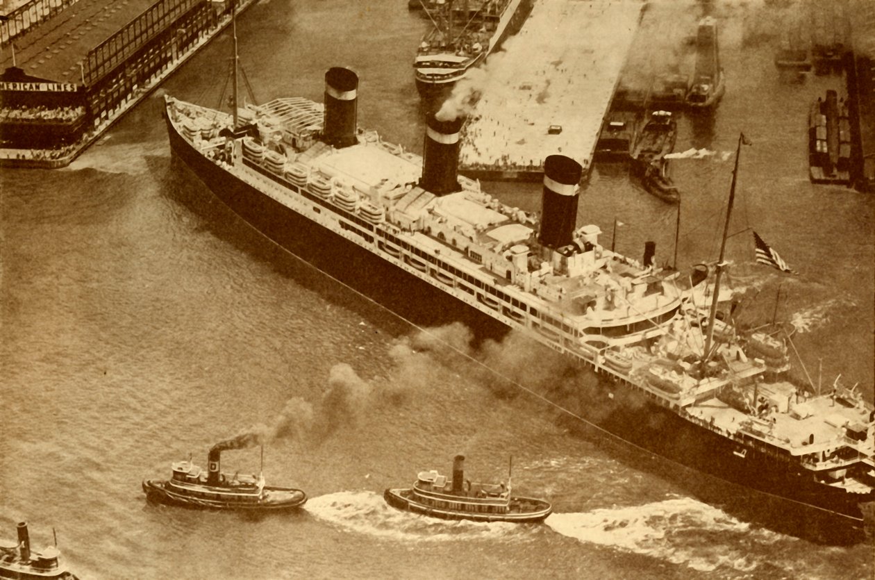 Photographie aérienne du Leviathan remorqué par de petits remorqueurs dans son dock à New York, vers 1930 - Unbekannt