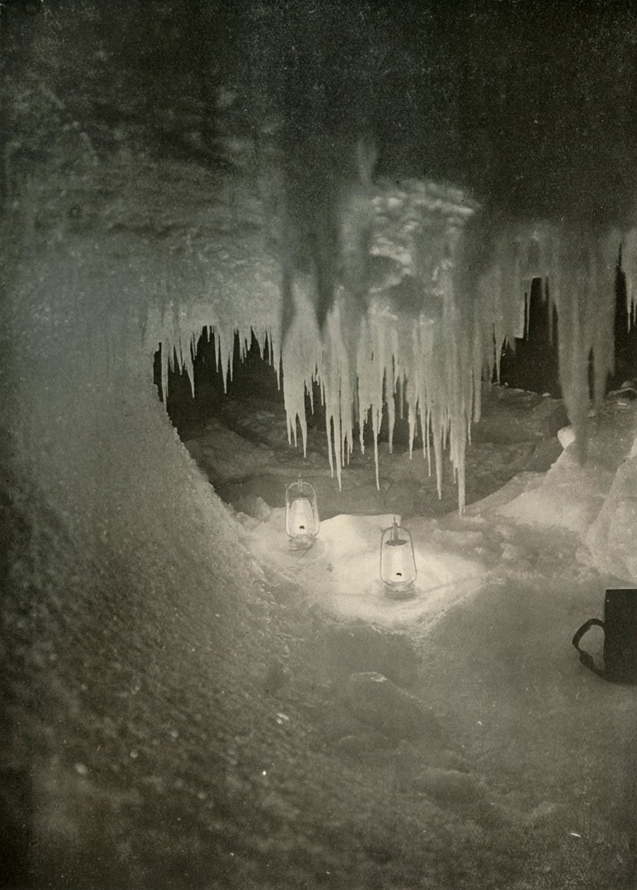 Une caverne de glace en hiver. Photographiée à la lumière des lampes-tempête, vers 1908-1909 - Unbekannt