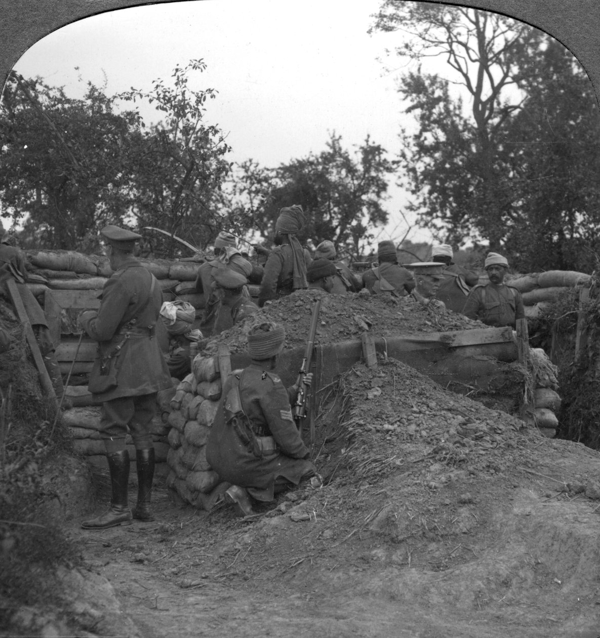 Une tranchée avancée tenue par les Dogras et une section de mitrailleuses de la cavalerie indienne, années 1900 - Unbekannt