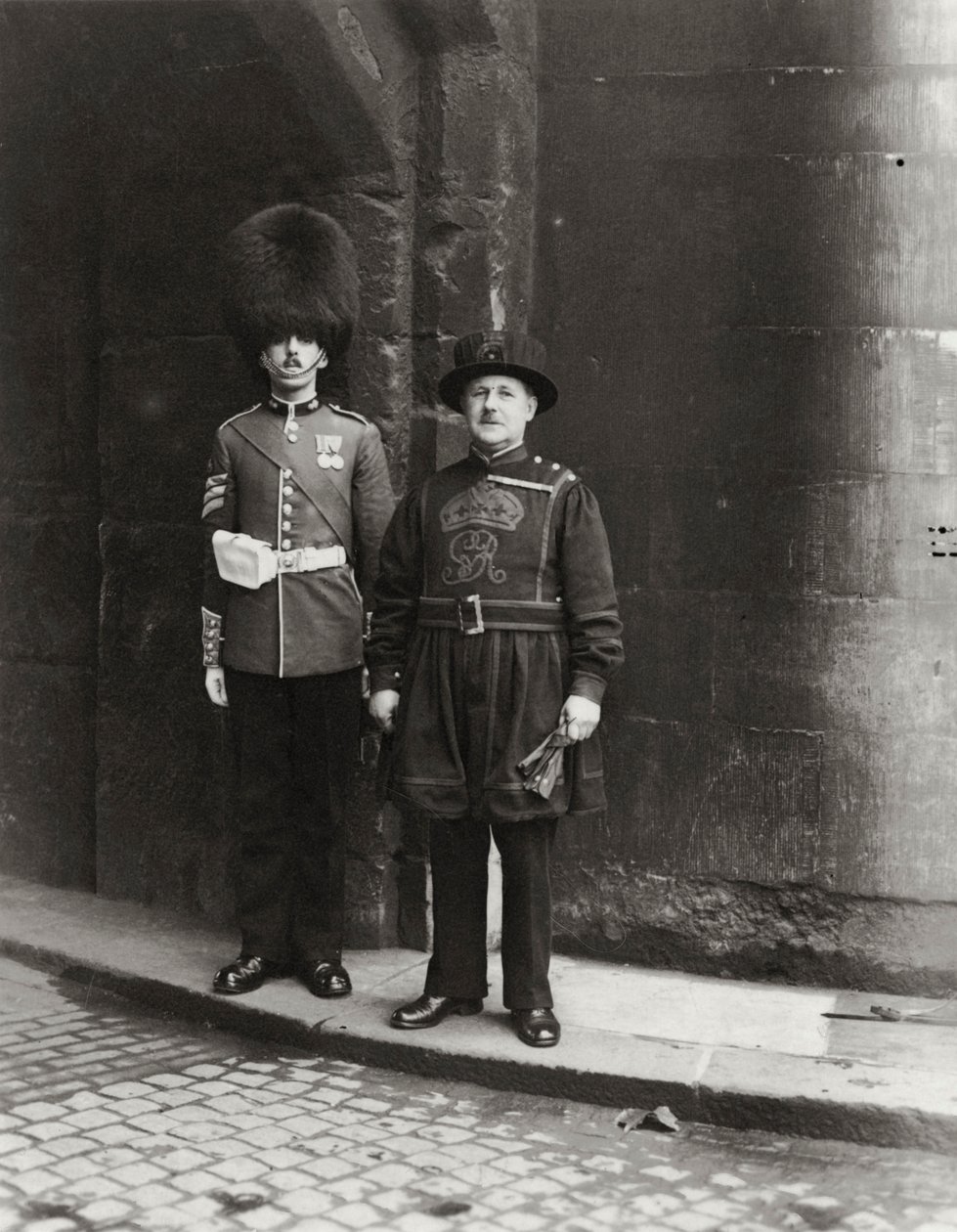 Ancien et moderne à la Tour de Londres, 20ème siècle - Unbekannt