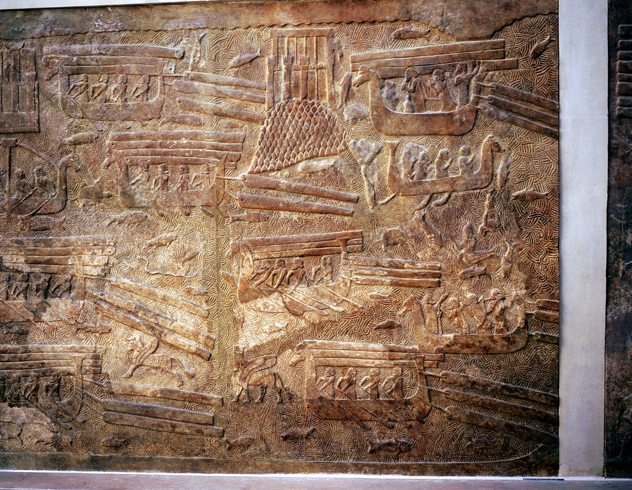 Relief assyrien montrant le transport de bois du Liban par voie d