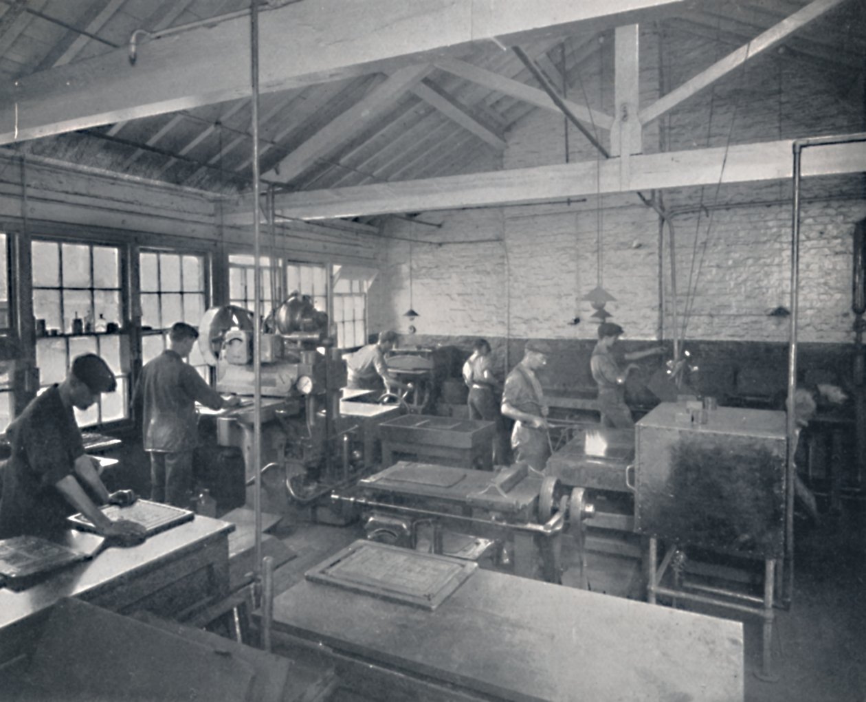 Au travail dans la fonderie. Fabrication de moules en cire des pages, 1917 - Unbekannt