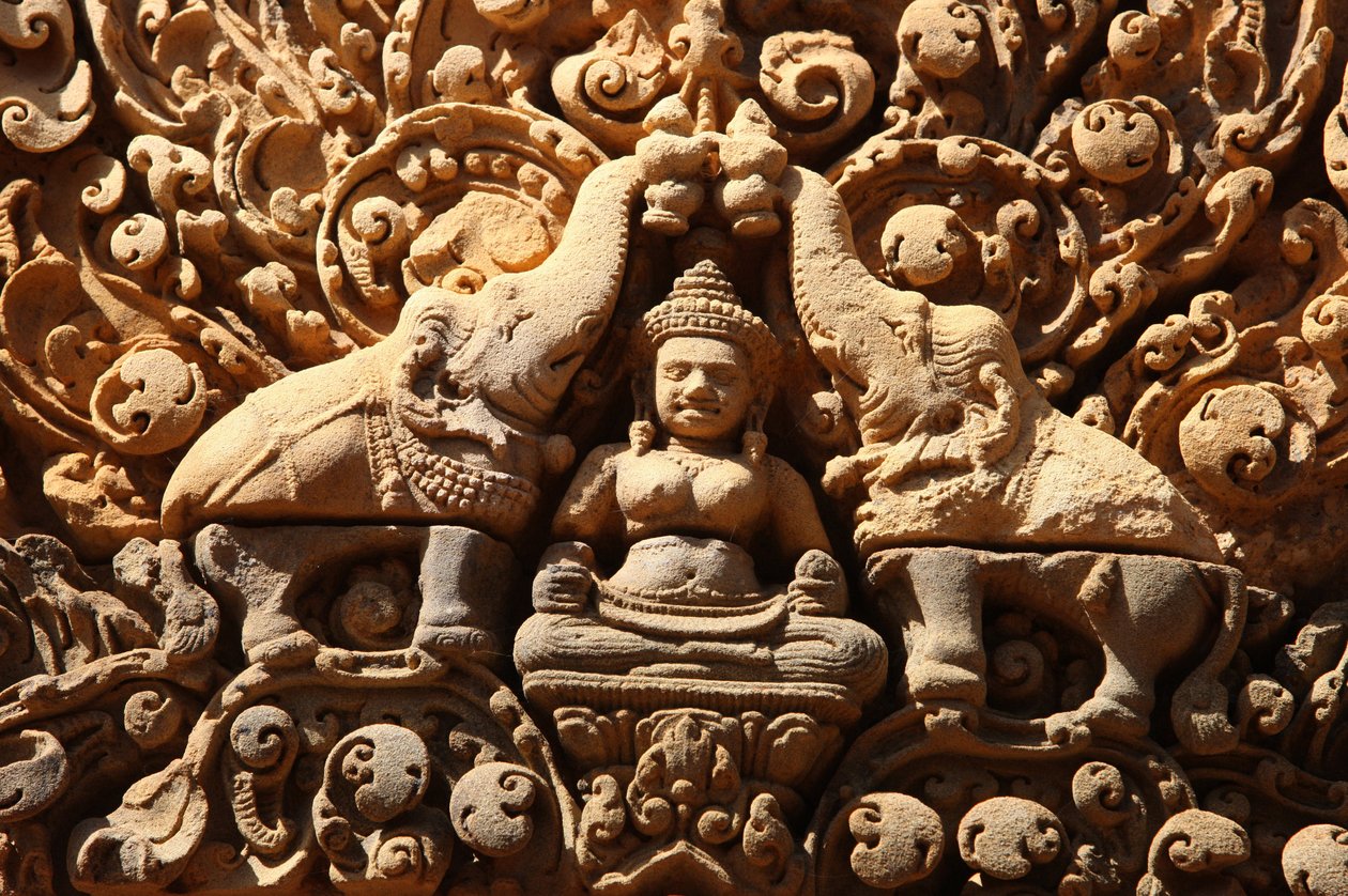 Temple de Banteay Srei à Angkor au Cambodge. Lakshmi, déesse hindoue de la richesse et épouse du dieu Vishnu, est aspergée d
