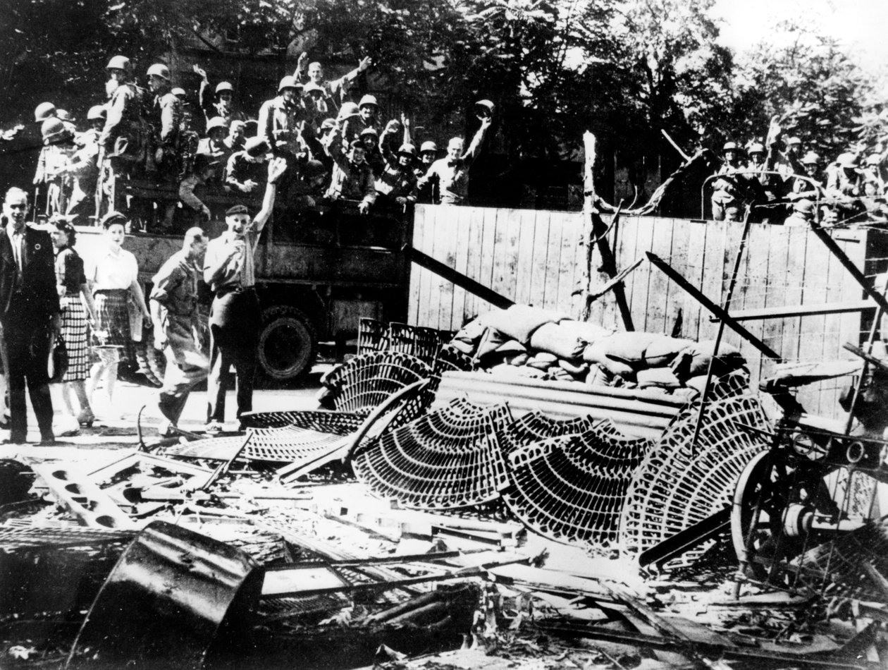 Barricades érigées près de la Place de la Concorde, Paris, août 1944 - Unbekannt