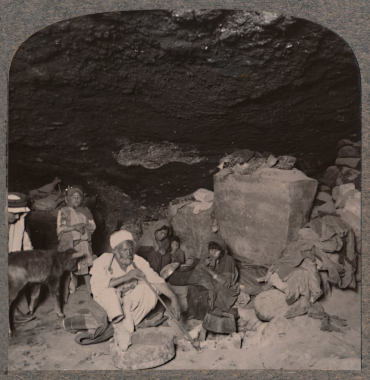 Habitants des grottes bédouines dans leurs grottes, vers 1900 - Unbekannt