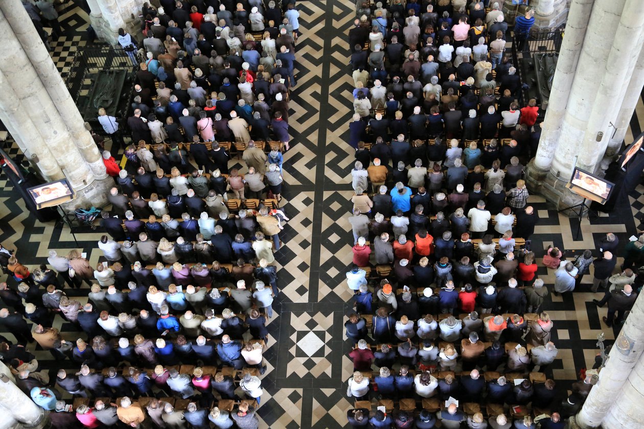 Assemblée des croyants. Ordination épiscopale. Cathédrale d