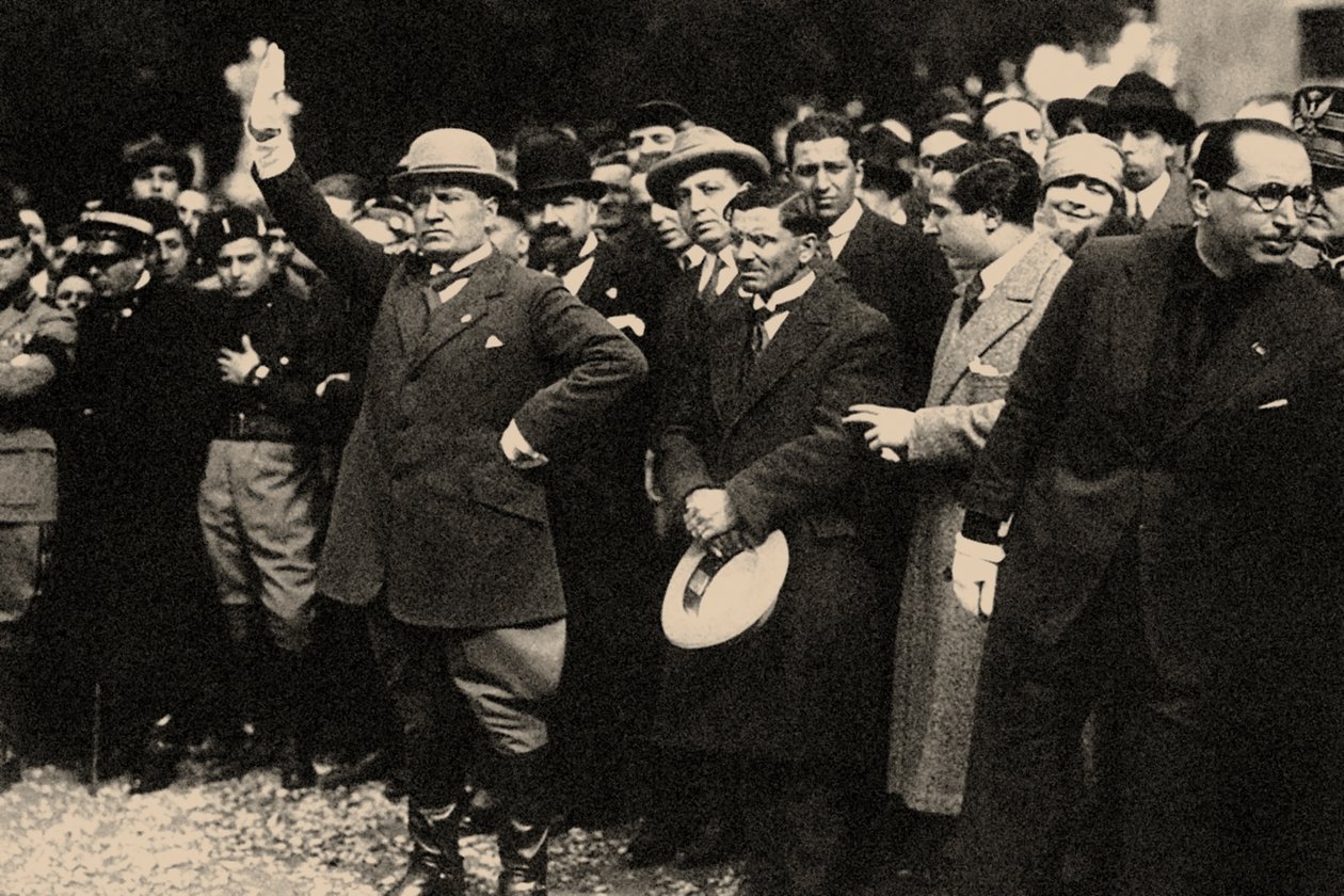 Benito Mussolini, entre les membres du Parti fasciste, peu après la Marche sur Rome - Unbekannt