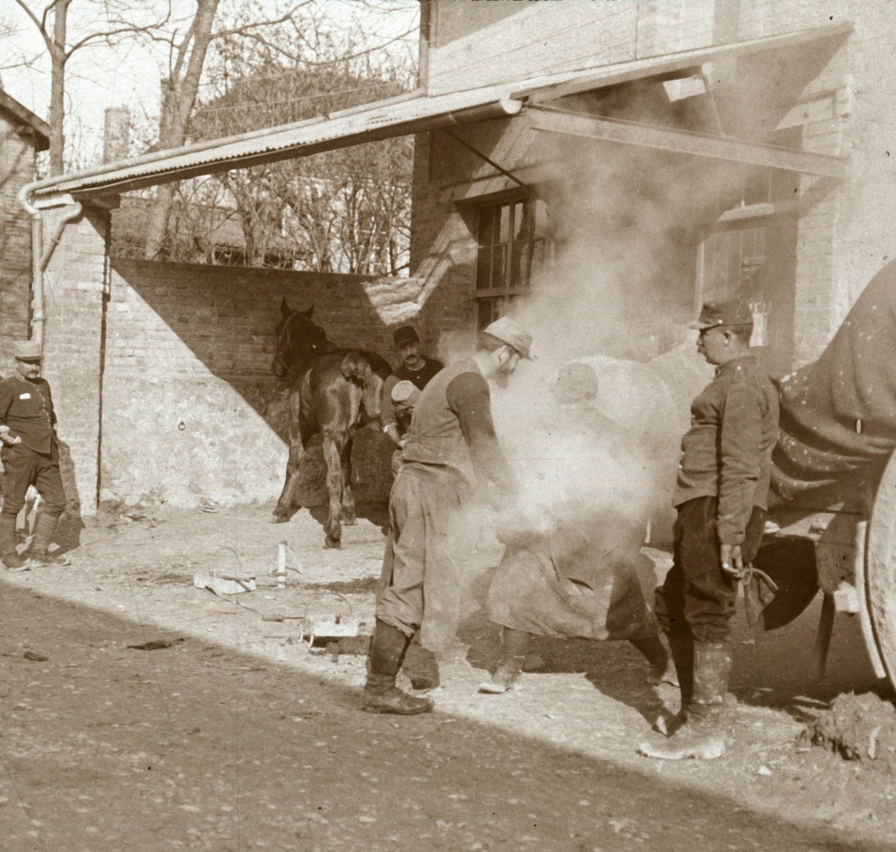 Forgeron ferrant un cheval, Suippes, nord de la France, c. 1914-c. 1918 - Unbekannt
