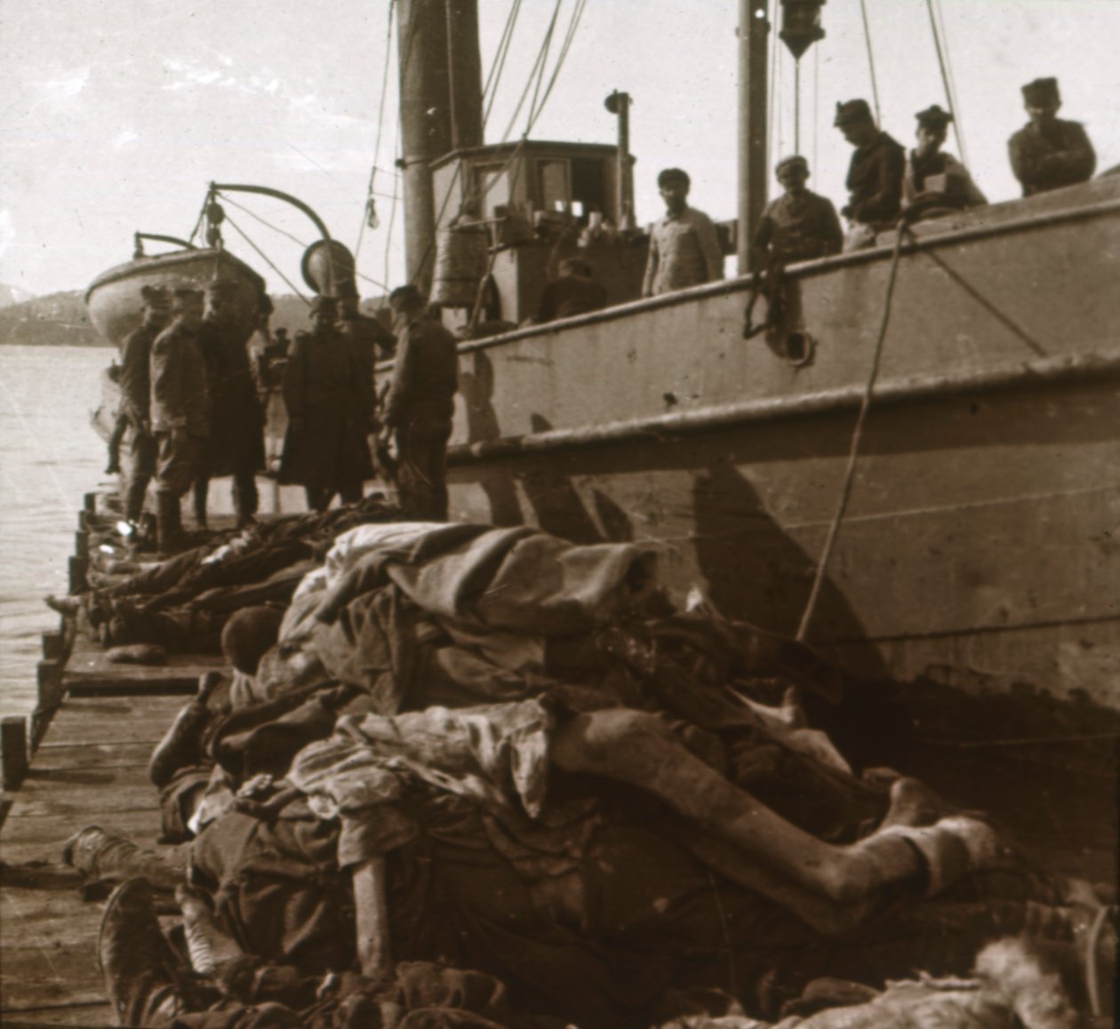 Corps de victimes du typhus, Corfou, Grèce, vers 1915 - Unbekannt