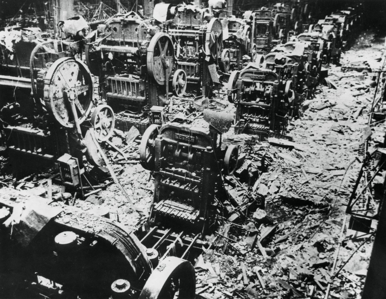 Dégâts causés par une bombe dans une usine Renault, Sèvres, Paris, 4 avril 1943 - Unbekannt
