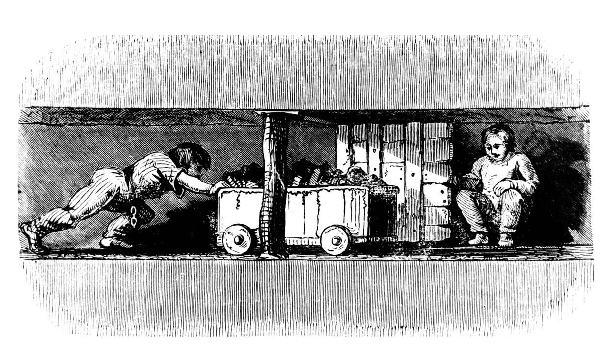 Garçon poussant un chariot chargé de charbon depuis la face de charbon jusqu
