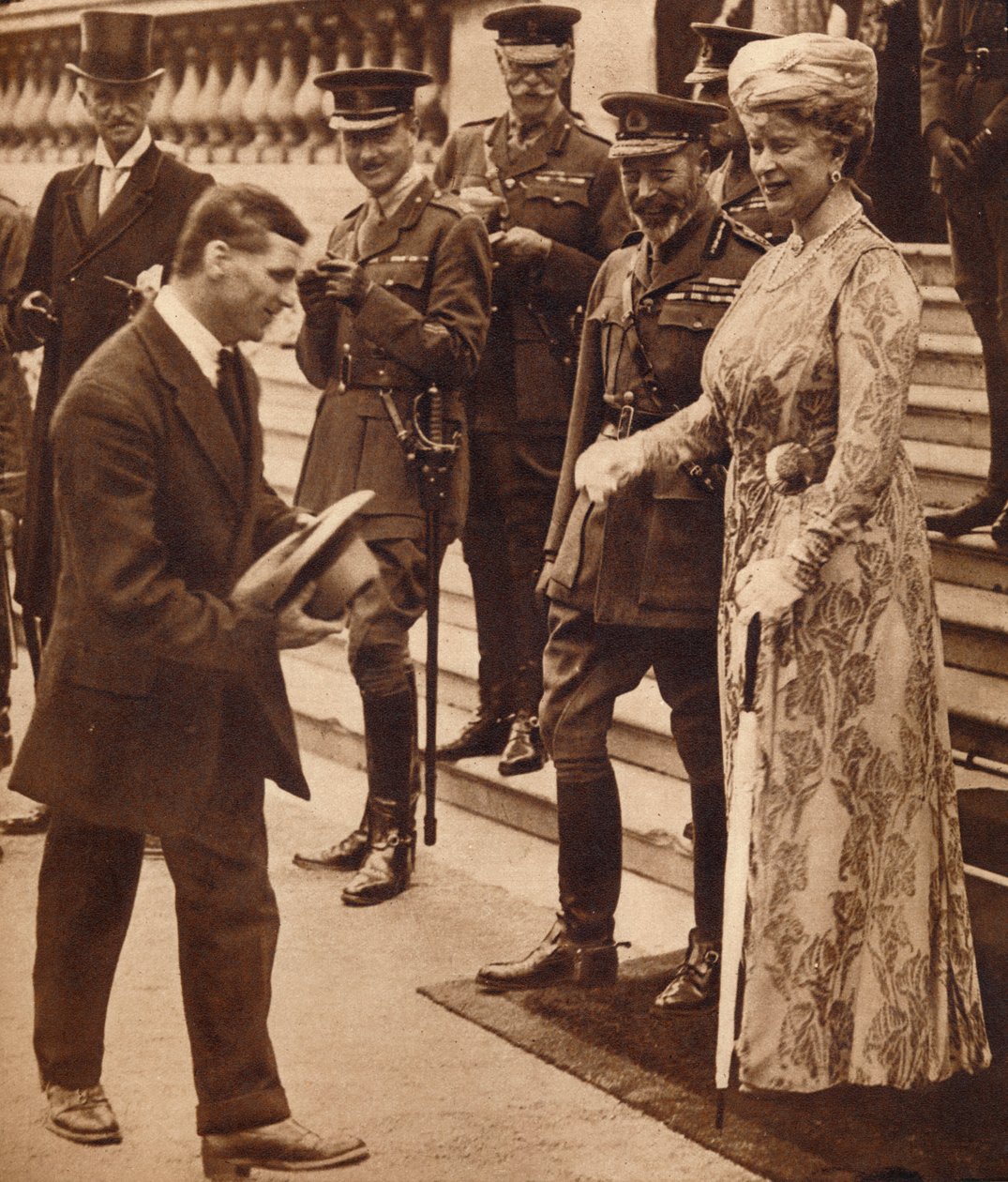 Bravoure en civil : rires avec le roi et la reine, années 1920 ou 1930 - Unbekannt
