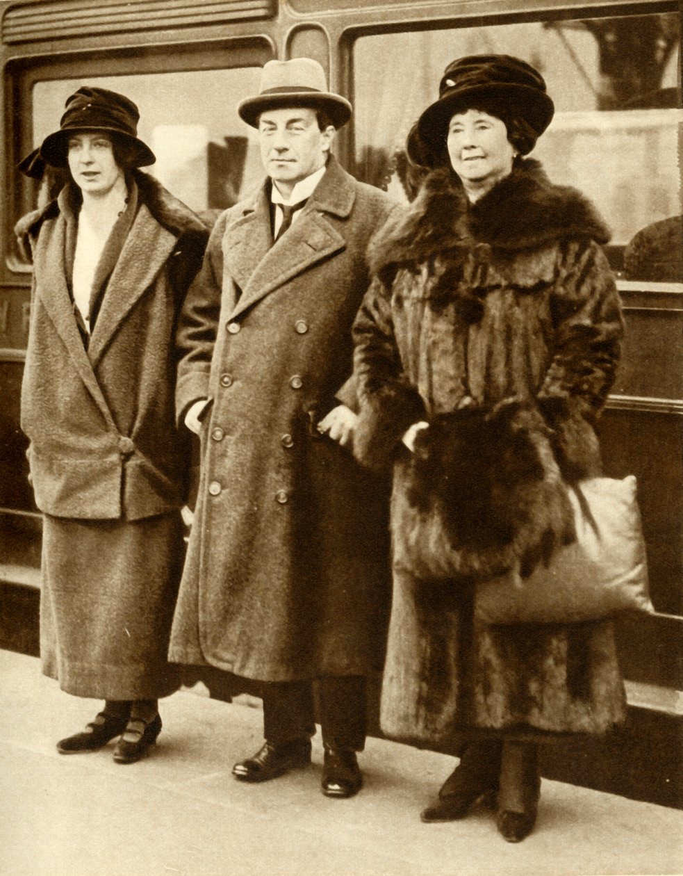 Premier ministre britannique Stanley Baldwin avec sa femme et sa fille, Londres, 27 janvier 1923, 1935 - Unbekannt