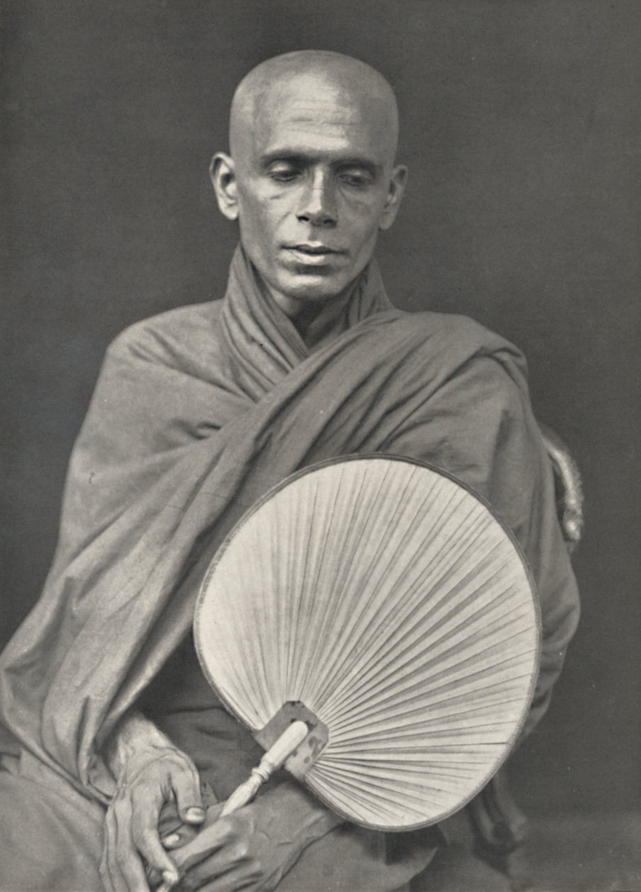 Moine bouddhiste de la secte de Birmanie avec éventail en feuille de palmier, 1926 - Unbekannt