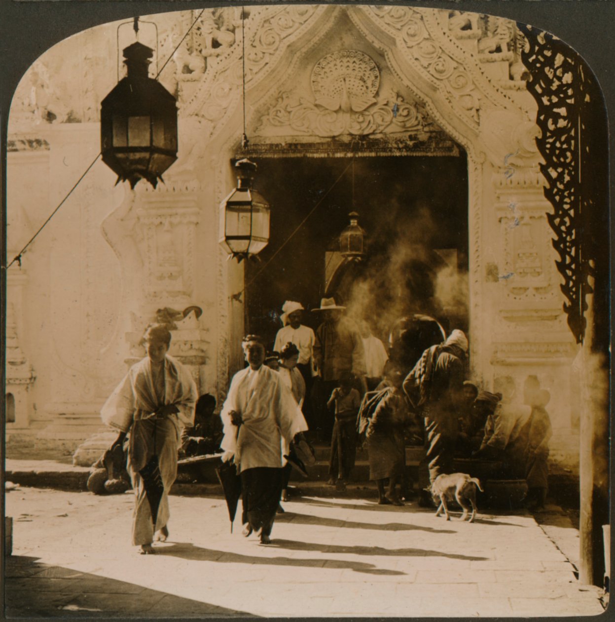 Dames birmanes en route pour le bazar, Mandalay, Birmanie, 1907 - Unbekannt