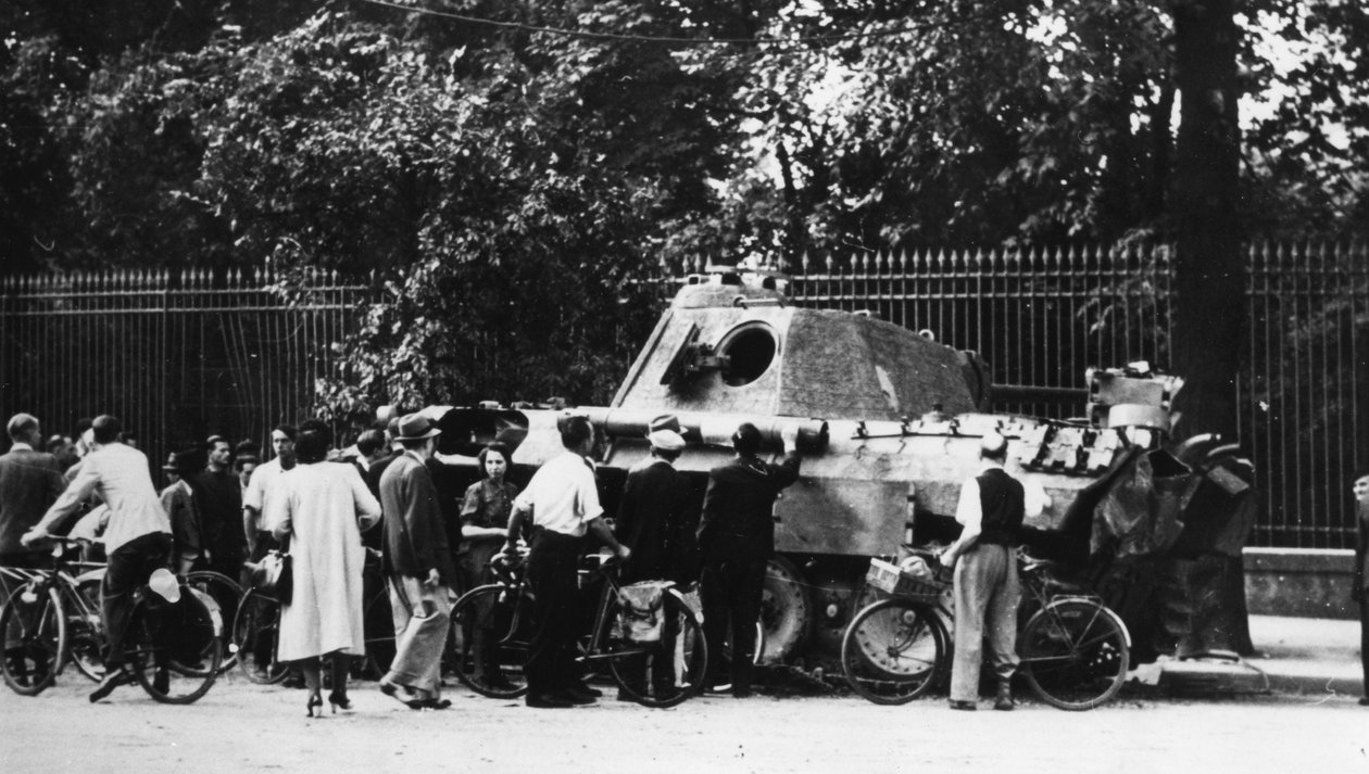 Spectateurs examinant un char abandonné sur la rue de Médicis, libération de Paris, août 1944 - Unbekannt