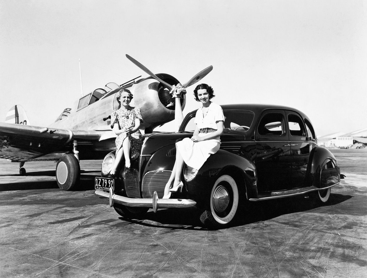 Californie : 1939 Deux femmes assises sur les ailes d