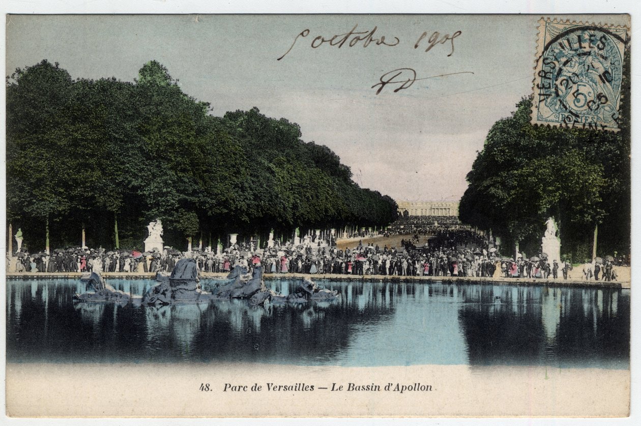 Château de Versailles : visiteurs devant le bassin du char d