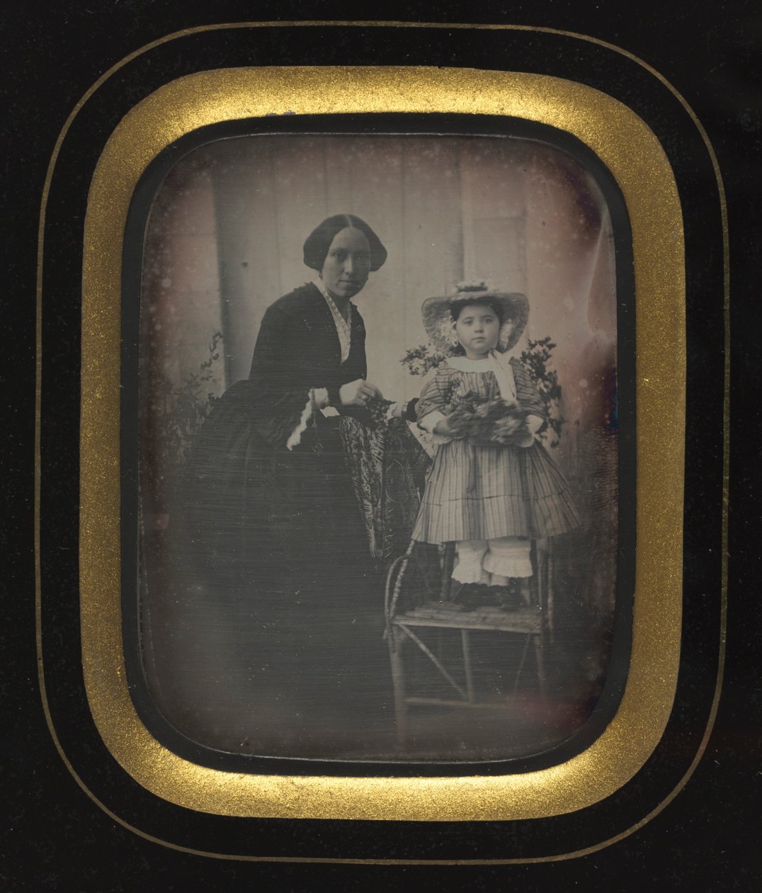 Enfant debout sur une chaise tenant des fleurs, avec sa mère, vers 1855 - Unbekannt