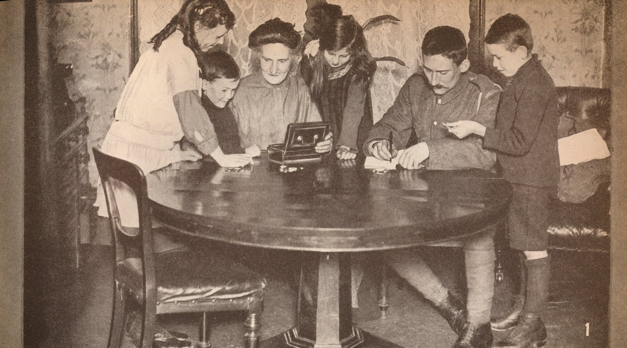 Enfants vidant leurs tirelires pour investir dans un emprunt de guerre, c1917, 1935 - Unbekannt