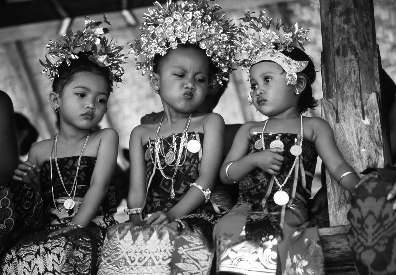 Enfants en costumes traditionnels (photo N&B) - Unbekannt