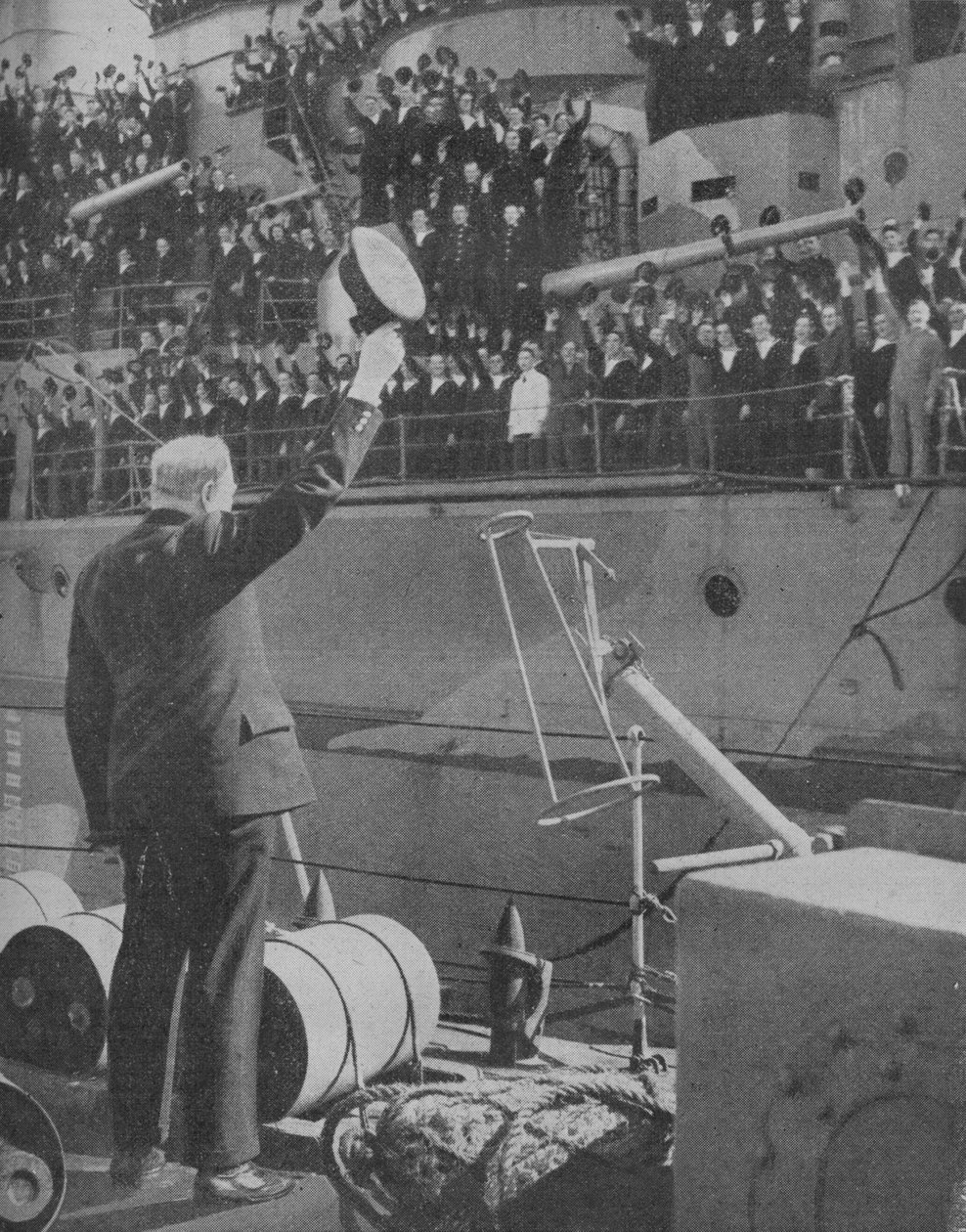 Churchill répond aux acclamations de l